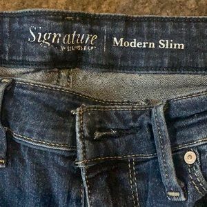 Signature Modern Slim Levi Strauss Jeans. Size 8M- width-29 length-32. Worn once